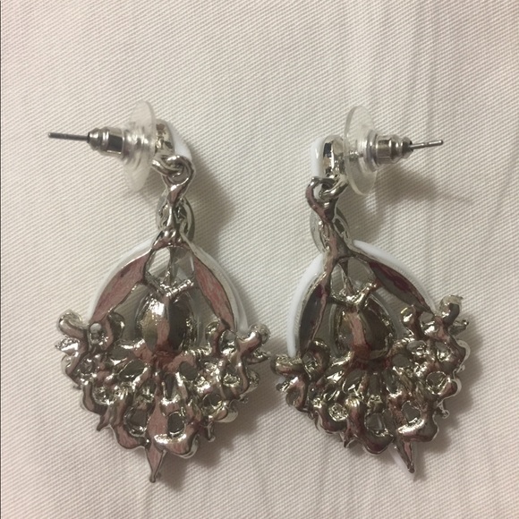 NWOT Guess Earrings - Picture 2 of 2